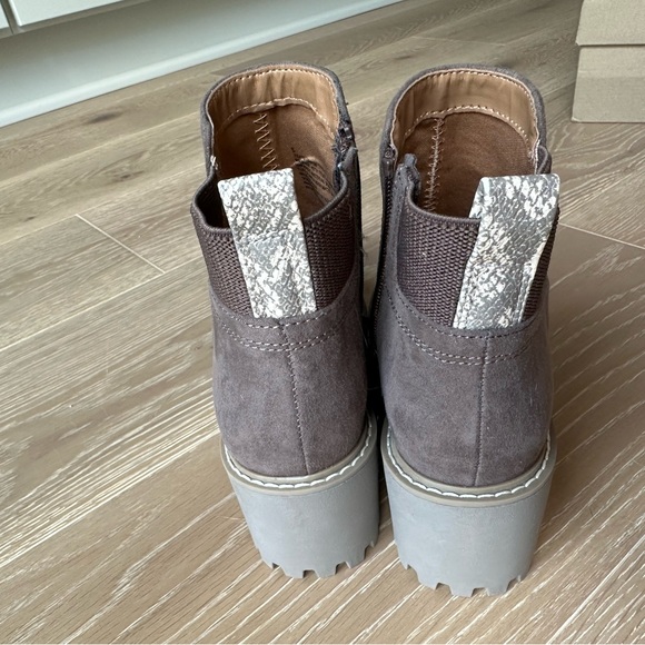 Brown suede ankle boots. - Picture 4 of 4